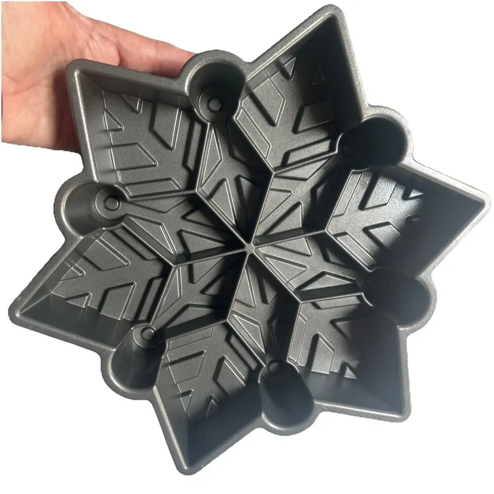 NORDIC WARE Snowflake Pull Apart Cake Pan Heavy Cast Aluminum Holiday Christmas